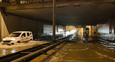 Antalya'da yoğun yağış ve selden ötürü okullar tatil edildi