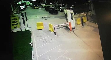 Aracın çarptığı genç kız yaralandı...Kaza anı kamerada