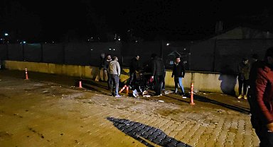 Aracın çarptığı mopeddeki anne ve kızı yaralandı