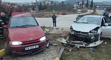 Araçta sıkışan sürücüyü itfaiye ekipleri kurtardı