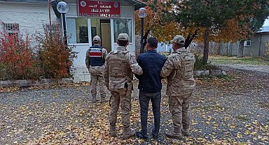 Aranan şahıslar jandarmadan kaçamadı