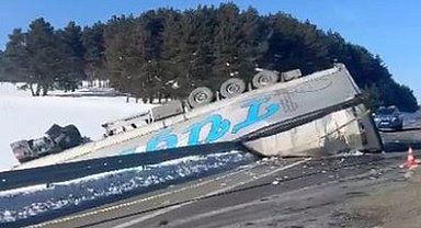 Ardahan'da buzlanma nedeniyle tır devrildi, yol kısa süreli ulaşıma kapatıldı