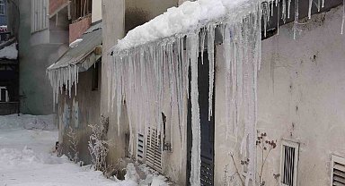 Ardahan'da soğuk hava: Araçlar çalışmadı, buz sarkıtları oluştu