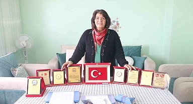 Arkadaşlarının hazırladığı pankartla başladı, çeyrek asırdır muhtarlık yapıyor