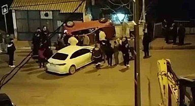 Arnavutköy'de ilginç kaza: Otomobil kaldırımda yan durdu