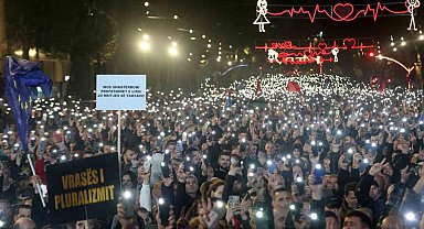 Arnavutluk'ta muhaliflerden hükümet binasına molotof kokteylli saldırı