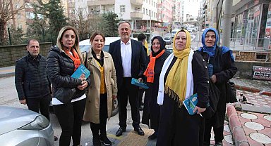 Artuklu Belediye Başkanı Tatlıdede, vatandaşın derdini dinliyor