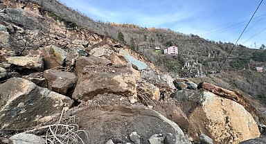 Artvin'de dev kayalar mahalleyi teğet geçti