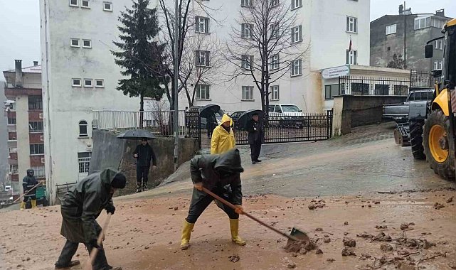 Artvin'de şiddetli yağışlar Borçka ve Murgul ilçelerinde su taşkınlarına ve heyelanlara neden oldu
