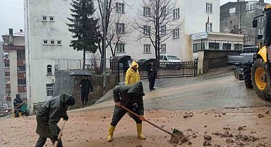 Artvin'de şiddetli yağışlar Borçka ve Murgul ilçelerinde su taşkınlarına ve heyelanlara neden oldu
