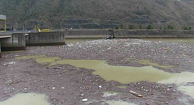 Artvin'deki sel Muratlı Baraj Gölü'nü çöplüğe çevirdi