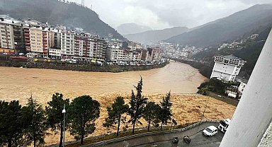 Artvin'in Borçka ilçesinde heyelan nedeniyle 2 bina tahliye edildi