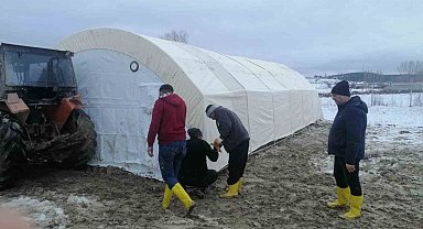 Aslanapa'da hayvan ağılı göçen yetiştiriciye İl Tarım Müdürlüğünden yardım eli