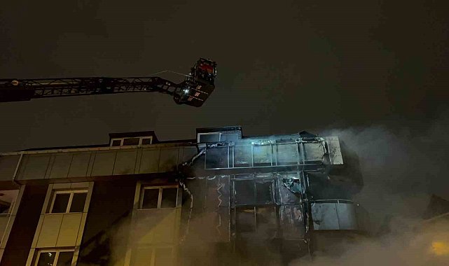 Ataşehir'de apartmanın dış cephesi alev alev yandı