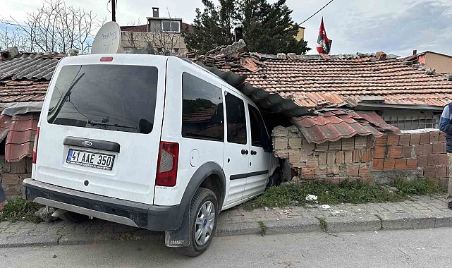 Ataşehir'de hafif ticari araç müstakil eve girdi
