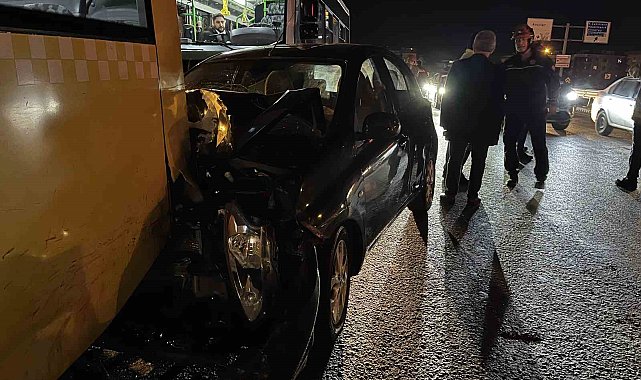 Avcılar'da kontrolden çıkan otomobil park halindeki otobüslere çarptı: 2 yaralı