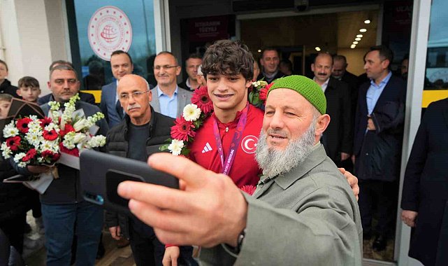 Avrupa şampiyonu Alperen Berber memleketi Samsun'da coşkuyla karşılandı