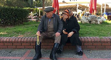 Ayağında körüklü çizmesi, elinden tesbihi düşmüyor