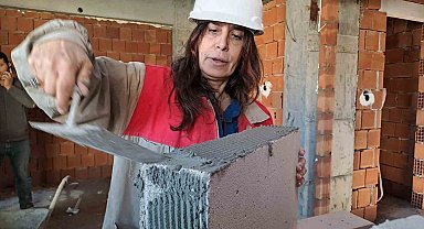 Aylık 60 bin liraya çalıştıracak usta bulamayan kadın müteahhit inşaatta kendi çalışıyor