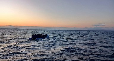 Ayvalık açıklarında 51 düzensiz göçmen, motor arızalı botla sürüklenirken kurtarıldı