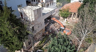 Bahçedeki kaçak yapı yıkılıyor:100 yıllık okul, tekrar eğitime kazandırılacak