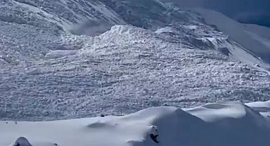 Bahçesaray'da yol açma sırasında ekiplerin önüne çığ düştü