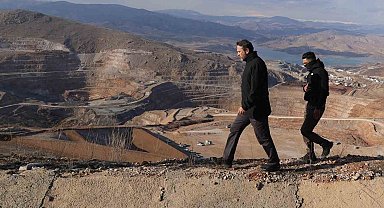 Bakan Bayraktar, maden sahasını toprak altında kalan madencilerin yakınlarıyla inceledi