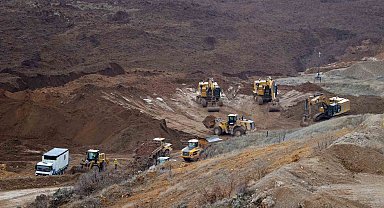 Bakan Bayraktar: "Heyelan riski olan toprak kütlesine müdahale çalışmalarımız hızla devam ediyor"