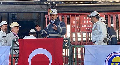 Bakan Bayraktar, yerin 170 metre altında maden işçileriyle yemek yedi