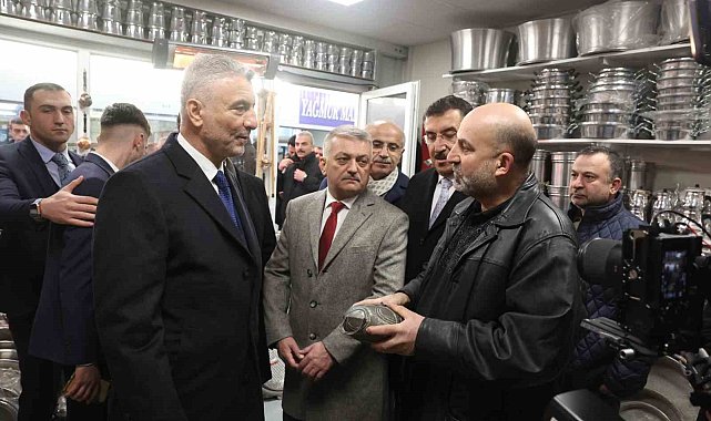 Bakan Bolat, Malatya'da geçici işyerlerindeki esnafları ziyaret etti