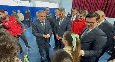 Bakan Osman Aşkın Bak, özel bireylerle horon oynadı