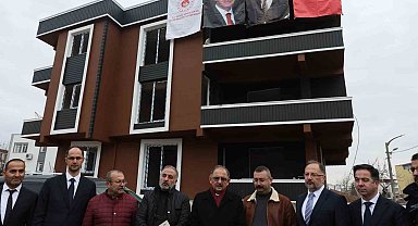 Bakan Özhaseki, Adıyaman'da evini yerinde yeniden yapan Kürkoğlu ailesini ziyaret etti