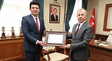 Bakanlıktan öğrencisinin hayatını kurtaran Hüseyin Öğretmene başarı belgesi