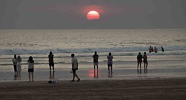 Bali'ye giden yabancı turistler 10 dolar vergi ödeyecek