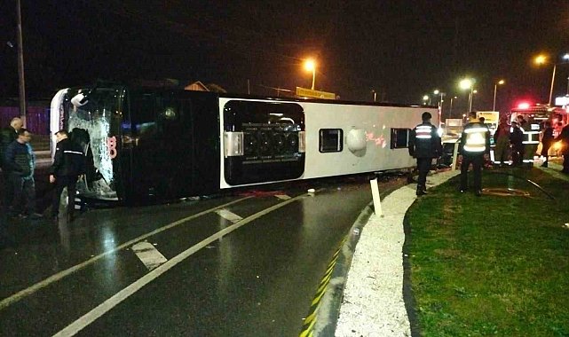 Balıkesir'de döner kavşağa hızlı giren otobüs devrildi