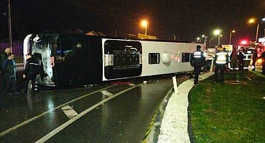 Balıkesir'de döner kavşağa hızlı giren otobüs devrildi