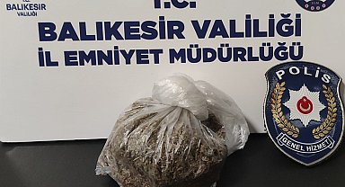 Bandırma'da araç içinden uyuşturucu maddeyi atarken yakalandı