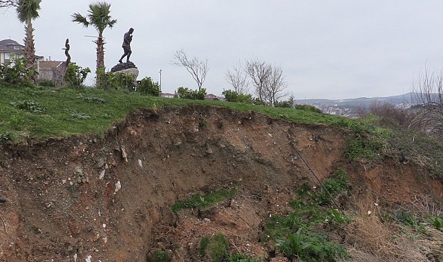 Bandırma'da seyir terasında toprak kayması