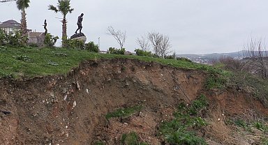 Bandırma'da seyir terasında toprak kayması