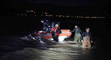Baraj gölünde mahsur kalan 2 balıkçı, 4 saatlik çalışma sonucu kurtarıldı