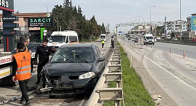 Bariyeri aşan otomobil D-100'den caddeye uçtu : 2 yaralı
