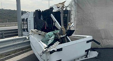 Bariyerlere çarpan tır karşı şeritte devrildi, sürücü ağır yaralandı