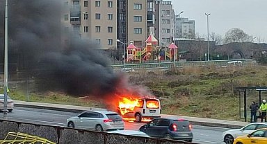 Başakşehir'de seyir halindeki ticari araç alev topuna döndü