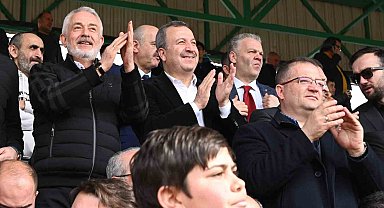 Başkan Başdeğirmen taraftara forma hediye etti