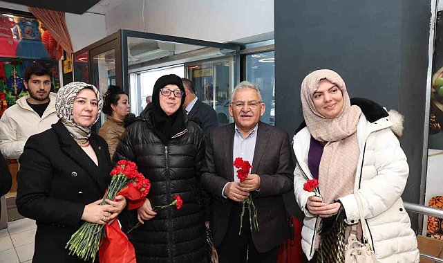 Başkan Büyükkılıç, Köşk Sosyete esnafıyla kucaklaşarak, karanfil dağıttı
