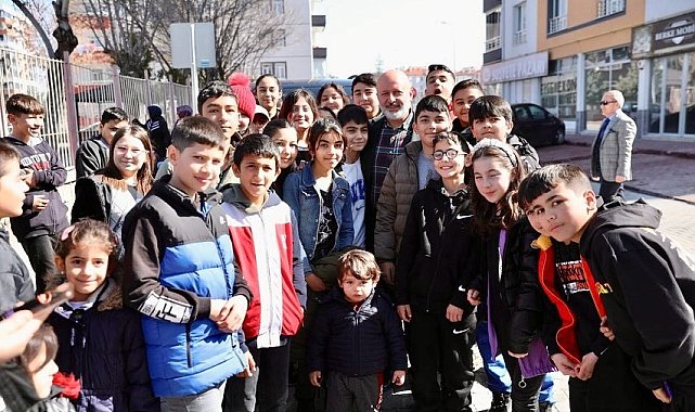 Başkan Çolakbayrakdar: "Çocuklarımızın hem yüzünü güldürüyoruz hem de geleceğe hazırlıyoruz"