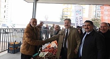 Başkan Palancıoğlu yeni açtıkları pazar yerinde alışveriş yaptı, vatandaşlarla bir araya geldi