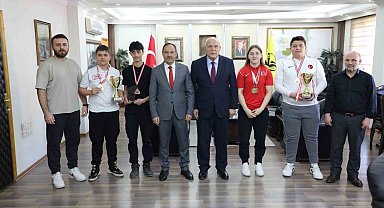 Başkan Pekmezci, başarılı sporcuları makamında kabul etti