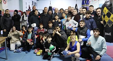 Başkan Pekmezci boks sporcularına spor malzemelerini dağıttı