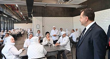 Başkan Yılmaz, ziyaret ettiği işçileri kahve içmeye davet etti
